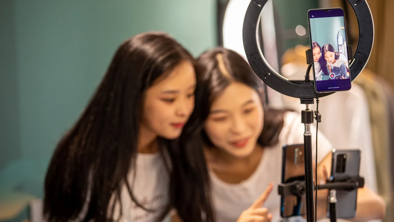 爱豆传媒电商直播间商品展示促销活动